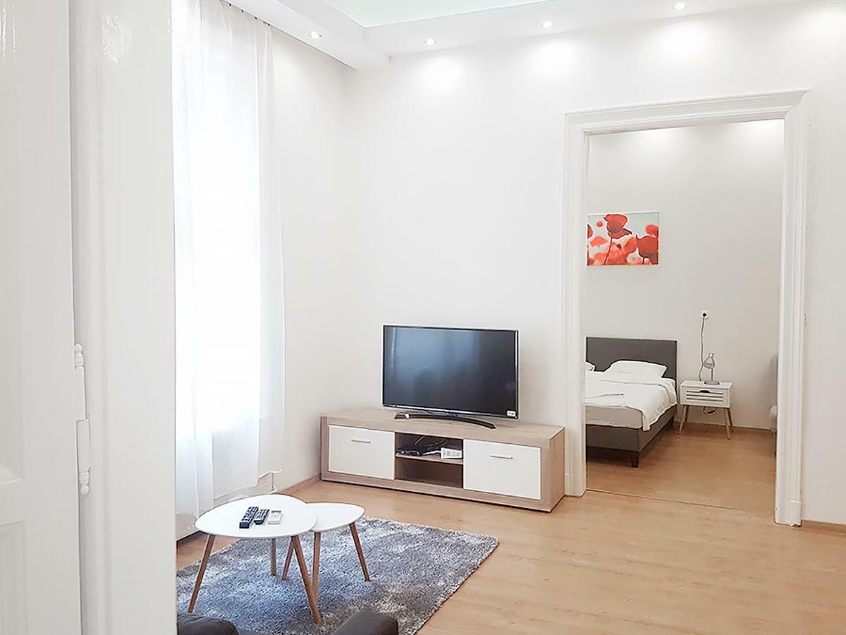 Akacfa 36 91 Mt 3 Bedroom District 7 Apartment *